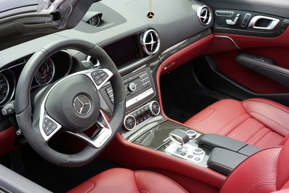 ベンツの赤い社内